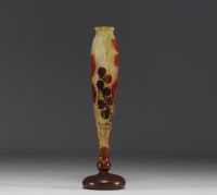 DAUM Nancy - Vase soliflore en verre multicouche dégagé à l'acide à décor de murier.