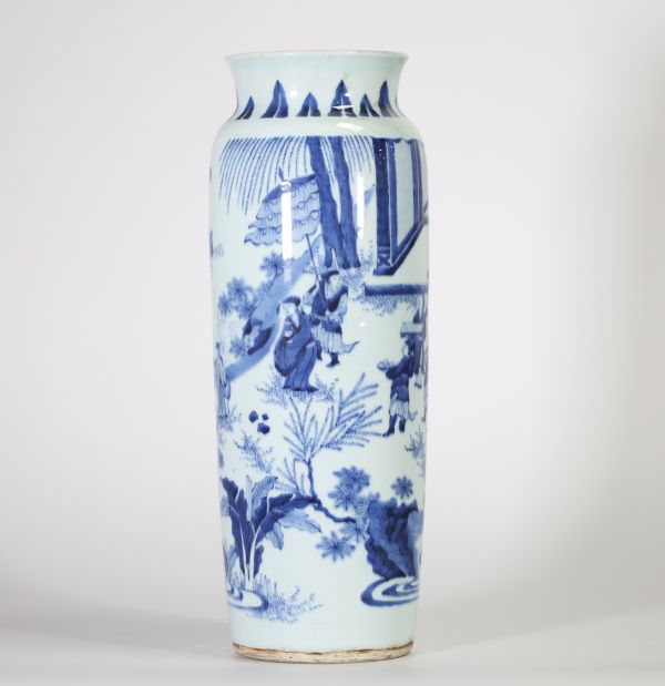 Chine, époque Transition, grand vase en porcelaine bleu et blanc à décor continu de dignitaires, serviteurs et lettrés dans un paysage de montagnes et de rivières animé de pavillons et de pins.