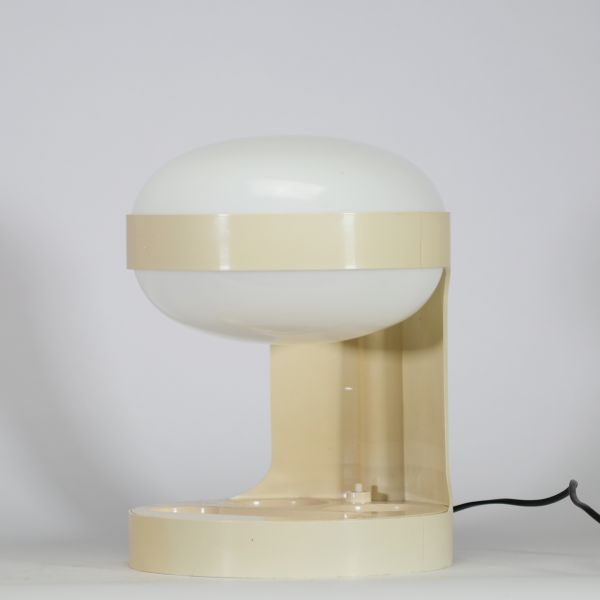 Joe Colombo (1930–1971) Lampe de table KD29 Éditeur : Kartell, Italie, 1967 Structure en ABS crème et globe en PMMA opalin.