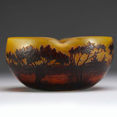 DAUM Nancy - Four-lobed bowl in acid-etched multi-layered glass decorated with a lakeside landscape, signed.