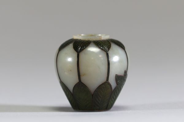 Asie - Petit vase en jade et incrustations de jade vert sculpté de motifs floraux, XIXème.