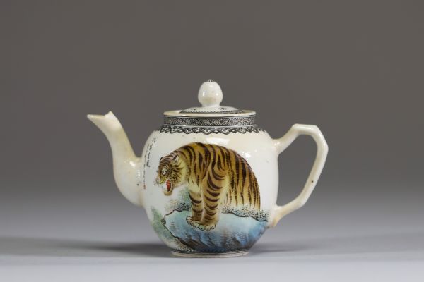 Chine - Théière en porcelaine polychrome à décor d'un tigre et de calligraphie, époque République, marque sous la pièce.