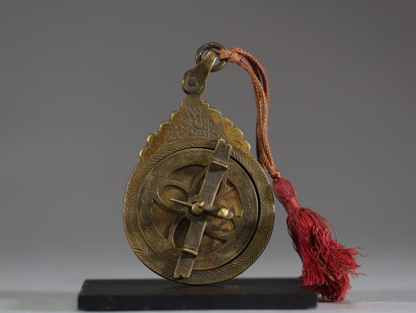 Astrolabe islamique en laiton, dos gravé des signes du zodiaque, XVIII-XIXème.