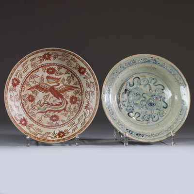 Chine - Ensemble de deux plats en porcelaine, un rouge fer à décor de Phoenix et un en porcelaine blanc bleu, époque Ming.