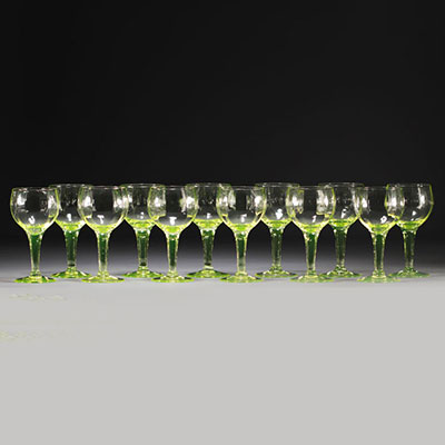 Ensemble de douze verres à facettes sur pied à l'urane.