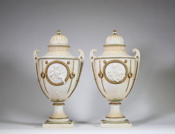 Paire de vases couverts en biscuit à décor d’angelots, XIXᵉ siècle