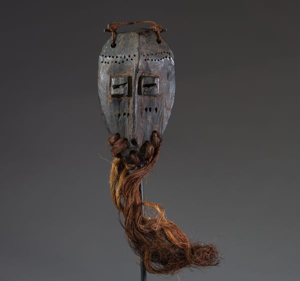 Afrique RDC - Masque Lega « Lukwakongo » en bois sculpté et raphia, Congo RDC.