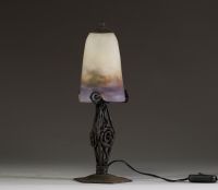 MULLER Frères Lunéville - Lampe de table en verre à coloration intercalaire, pied en métal martelé à décor floral, signée Muller Frères Lunéville.