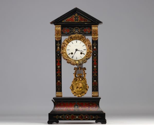 Pendue d'époque Napoléon III en bois noirci et marqueterie Boule, XIXe siècle.