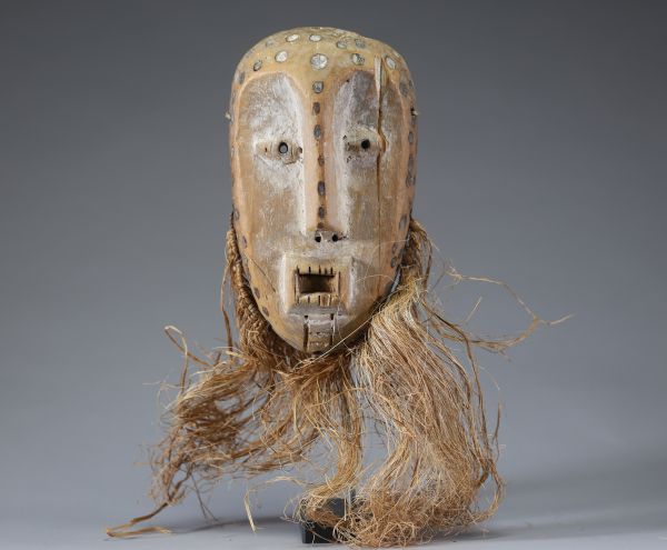 Afrique RDC - Ancien masque Lega / Warega Lukwakongo en bois sculpté et raphia, Congo RDC, 1ère moitié XXème.