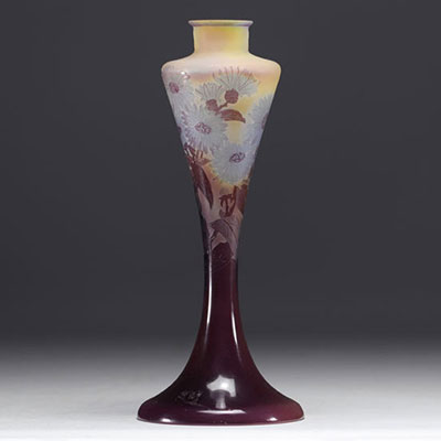 Émile GALLÉ (1846-1904) - Pied de lampe en verre multicouche à décor de Marguerites.