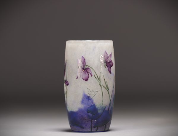DAUM Nancy - Petit vase en verre multicouche émaillé à décor de violettes, signé.