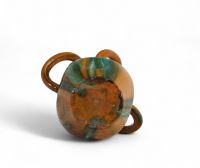 Arthur Craco (1869–1955) Vase à quatre anses Belgique, vers 1900 Grès vernissé, décor modelé, signé sur la base  Ce rare vase à quatre anses incarne à la fois l’esprit Art nouveau belge et une sensibilité marquée pour le Rustic Revival, mouvement prônant un retour à la matière brute, à l’artisanat et à l’authenticité des formes naturelles. Réalisé en grès vernissé, le vase dégage une forte présenc
