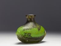 DAUM Nancy - Vase en verre vert marmoréen à application, signé.