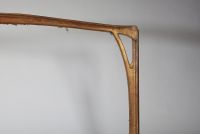 Attribué à Hector Guimard (1867–1942) Encadrement sculpté Art nouveau à double face – Vers 1900 Bois sculpté et doré  Ce remarquable encadrement sculpté, probablement conçu par Hector Guimard, incarne avec raffinement l’esprit du style Art nouveau français dans sa forme la plus expressive. Réalisé en bois finement sculpté puis doré, il se distingue par ses volutes sinueuses et ses formes organique