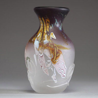 Louis LELOUP (1929) - Vase en cristal clair doublé violet et incrustations de couleurs différentes appliquées à chaud.