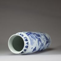 Chine, période Transition (circa 1644-1661) - Vase rouleau en porcelaine bleu et blanc à décor de personnages dans un jardin