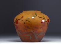 DAUM Nancy - Vase à décor de Cognassier du Japon.
