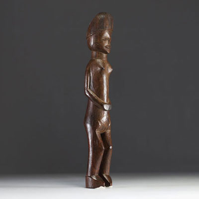 Afrique RDC - Statue figurative Chokwe Lwena en bois sculpté, première moitié XXème.