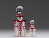 Val Saint Lambert - Ensemble de deux flacons en verre multicouche dégagé à l'acide.