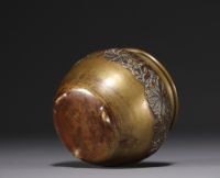 Japon - Bol à offrandes en bronze à décor de fleurs, période Meiji, fin XIXe siècle.