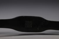 Chine - Sceptre Ruyi en pierre dure verte foncée et jade sculpté à décor de dignitaire, signé au dos.