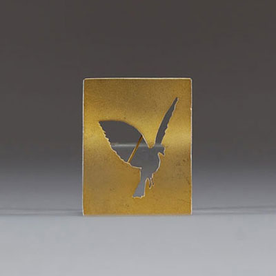 René MAGRITTE (1898-1967) D'après - Broche en métal doré ajouré représentant la Colombe de la Paix, édition ADAGP, 1997, signée.