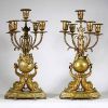 Paire de candélabres aux dauphins en bronze doré, époque Napoléon III Cinq bras de lumière – Décor néo-baroque  Version simple : Paire de candélabres en bronze doré à cinq bras de lumière, riche décor