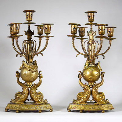 Paire de candélabres aux dauphins en bronze doré, époque Napoléon III Cinq bras de lumière – Décor néo-baroque  Version simple : Paire de candélabres en bronze doré à cinq bras de lumière, riche décor