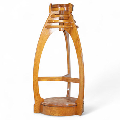 Attribué à Paul Saintenoy (1861–1952) Imposante sellette en bois clair – Unique vestige du stand des amidons Remy, Exposition internationale de Liège, 1905  Cette sellette monumentale en bois clair constitue un témoignage exceptionnel du stand des amidons Remy, présenté lors de l’Exposition internationale de Liège en 1905. À ce jour, elle est le seul élément connu ayant survécu de cet ensemble, do