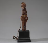 Afrique RDC - Sifflet Bakongo en bois sculpté, Congo RDC, 1ère moitié XXème, sur socle.