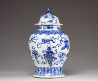 Chine - Potiche couverte en porcelaine blanc bleu à décor d'antiquités, marque Kangxi sous la pièce.