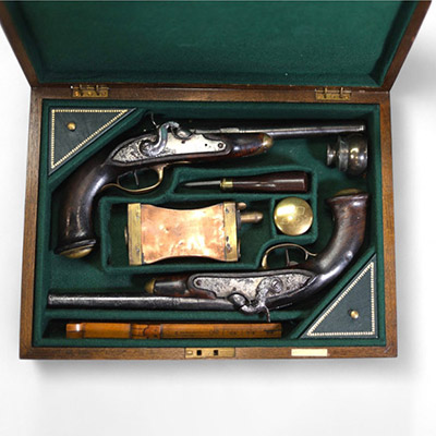 Paire de pistolets de duel, gravures décoratives, vers 1780-1800, en coffret.