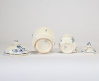 Lot composé de deux petits contenants en faïence fine émaillée blanche à décor bleu cobalt, produits par les ateliers de Boch Frères à Luxembourg à la fin du XVIIIe ou au début du XIXe siècle.
