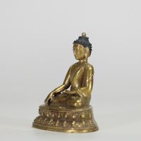 STATUETTE DE BOUDDHA SHAKYAMUNI EN BRONZE DORÉ Tibet, XIXe siècle Bronze doré, ciselé, laque noire.