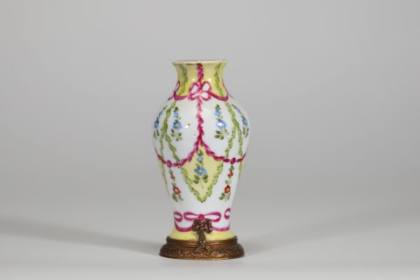 Sèvres - Petit vase en porcelaine à décor de guirlandes de fleurs sur monture en bronze doré, XIXème, marque sous la pièce.