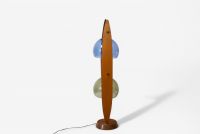Lampe de table vintage design scandinave en bois, laiton et globes en verre bicolore, vers 1950-60.
