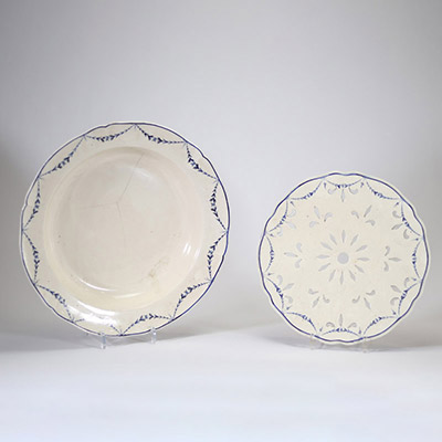 Rare et décoratif égouttoir en faïence fine émaillée blanche à décor bleu de type 