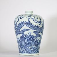 Chine, époque Ming, vase de forme meiping en porcelaine bleu et blanc à décor de dragons évoluant parmi les nuées et les flots tumultueux.