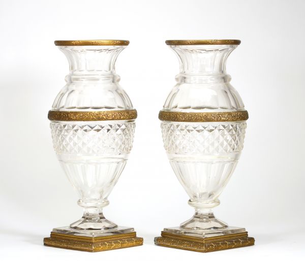 Importante paire de vases en cristal taillé de Baccarat et monture en bronze doré Époque Napoléon III, vers 1870