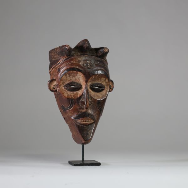 masque Mwana Pwo Chokwe/ Tshokwe, RD Congo, Angola. Bois, patine ancienne, usure d’utilisation. H : 22 cm Ancienne collection privée, Namur