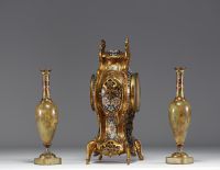 Garniture de cheminée trois pièces en bronze doré ciselé, onyx et émaux cloisonnés.