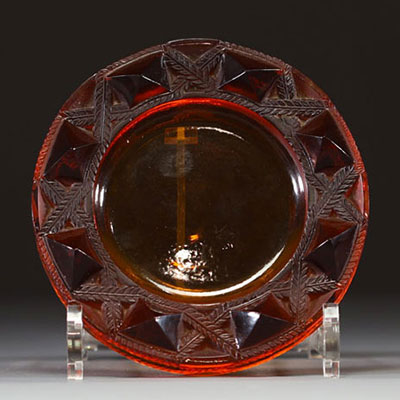 René LALIQUE (1860-1945) Coupe Art Déco en verre rouge orangé à décor géométrique, signée R. Lalique France à la roue.