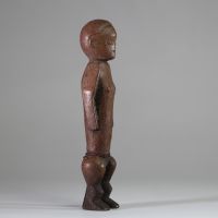 Statuette de la région de l’oubangui (Zandé, Ngbaka) , RD Congo, Bois, patine ancienne, crouteuse par endroit. Très belle stylisation.  H : 13 cm. Ex collection privée Amsterdam.