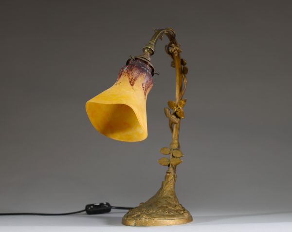DAUM Nancy - Lampe de table, pied en bronze à décor de feuillage, tulipe en verre marmoréen, signée.