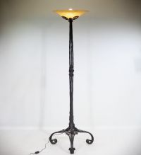 Charles SCHNEIDER (1881-1953) Lampadaire Art Nouveau en métal forgé à décor de feuillages et de roses, coupole en verre marmoréen, signé Schneider.