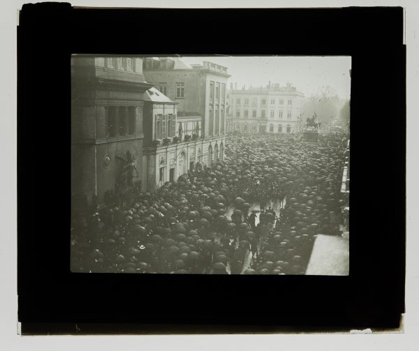Léon Herlant (1873-1968), funérailles du roi Léopold II, vue sur la place des palais et du Musée des beaux-arts, ensemble de 3 photographies positives sur plaque de verre, 22 décembre 1909, 8,5 x 10 cm.