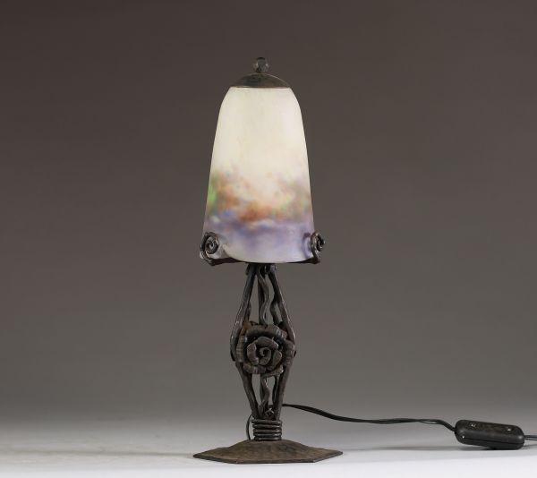 MULLER Frères Lunéville - Lampe de table en verre à coloration intercalaire, pied en métal martelé à décor floral, signée Muller Frères Lunéville.