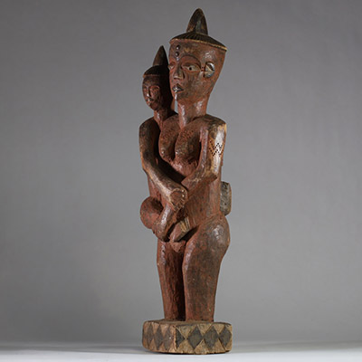 Très belle maternité ancienne tribale Pendé, Congo RDC. Bois, Patine mate, usée par le temps et les rites. Belle cohérence stylistique et forte expression émotionnelle. 1ère partie XXème s. H : 76 cm . Provenance : Auction Zemanek Würzburg, 2004.