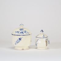 Lot composé de deux petits contenants en faïence fine émaillée blanche à décor bleu cobalt, produits par les ateliers de Boch Frères à Luxembourg à la fin du XVIIIe ou au début du XIXe siècle.